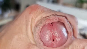 未割包皮的 twink 近距离撸大鸡巴直到射精
