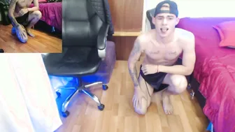 Twink latino de minissaia de couro recebe punheta arriscada durante...