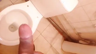 Jeune twink branle sa grosse bite dans les toilettes et éjacule