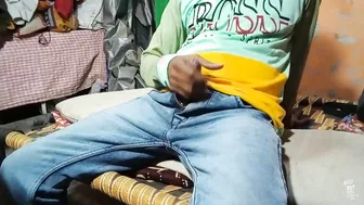 印度年轻男同撸他巨大的未割包皮鸡巴并猛烈射精