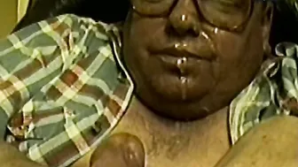 Papá oso se da una facial en cámara lenta