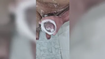 ट्विंक बाथरूम में अपना खतना न किया हुआ बड़ा लंड हिलाता है