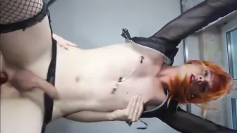 Jovem magro travesti brinca com brinquedos e goza forte