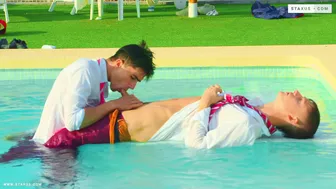 Twink wichst am pool und wird ohne kondom auf der liege gefickt