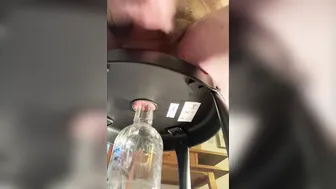 Papá oso gordo se folla el culo peludo con una botella y corre fuerte
