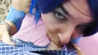 Crossdresser amador faz boquete e engasga com pau duro