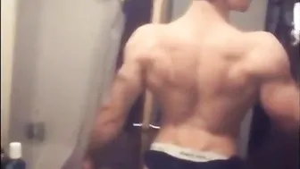 Hombre amateur musculoso eddyfitt se masturba la polla dura en soli...