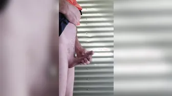 Hombre solo se masturba en baño público y dispara una enorme carga ...