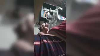 Gehängter twink wichst seinen großen schwanz, während die nachbarn ...