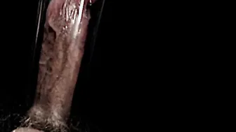 La grosse bite veineuse du papa velu pompée lentement dans un tube ...