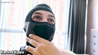 Jeune twink noir branle sa grosse bite en solo