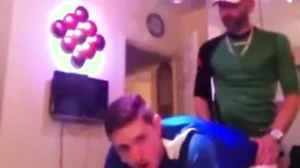 Amigos twinks amadores curtem sexo anal sem camisinha e boquete na ...