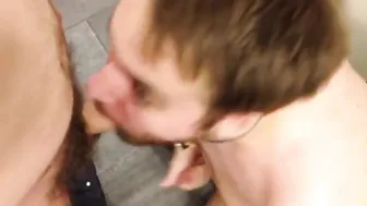 Twink amateur dispara semen en la cara y lengua de su amigo