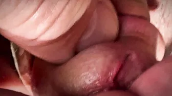 男子近距离对着自己的睾丸和硬屌撒尿