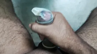 Jovem asiático se lubrifica e se masturba com camisinha
