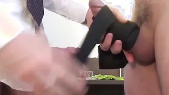 O alfaiate despe e masturba seu jovem cliente