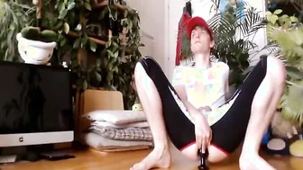 Twink brinca com brinquedos sexuais e se masturba na câmera
