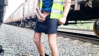 Trabalhador peludo da ferrovia enche camisinha usada ao ar livre