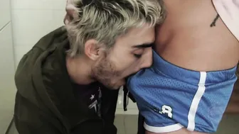 Jeune twink se prend une baise sans capote bien dure de la part d'u...