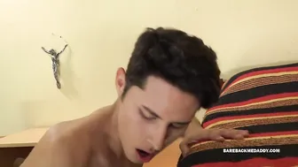 El padre daddy folla a pelo a lindo joven twink latino