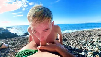 Twink-strandorgie mit blowjobs und bareback-anal