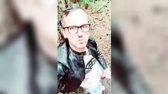 публичная мастурбация и эякуляция фембоя-твинка на круизинг-споте в...