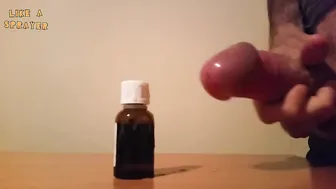 Twink amateur se masturba solo con gran corrida en frasco de medicina
