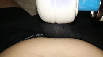 Homme utilise un vibromasseur baguette magique sur sa grosse bite à...