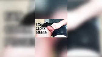 Papá con gran polla sin cortar mea y se masturba en el baño