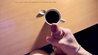 白袜年轻瘦男撸大鸡巴并在咖啡里射精