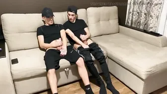 Joven hetero se masturba con amigo gay en ropa deportiva antes de u...