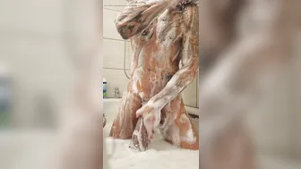 Hunk británico musculoso bombea su gran polla de silicona en la bañ...