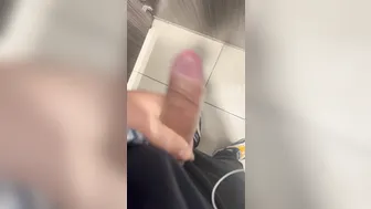 Dilf britânico procurando punheta no banheiro público