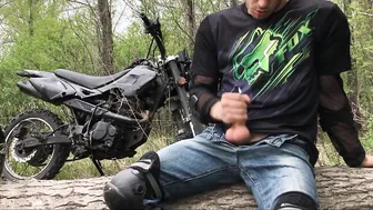 Motociclista ruso musculoso se masturba la gran polla al aire libre...