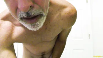 El dilf richard lennox muestra su gran polla en pantimedias transpa...