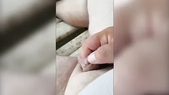Primer plano amateur en solitario de polla pequeña sin cortar y jue...