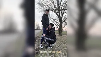 Junge twinks im freien bei blowjob und ejakulation