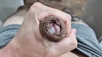 Um jovem se masturba com seu grande pau não circuncidado em uma ses...