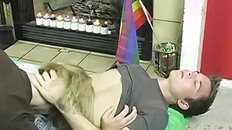 Les twinks gabe crawford et kyle law sucent et baisent jusqu'à jouir
