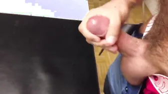 Homem peludo e gordo masturba pau grosso depois do trabalho