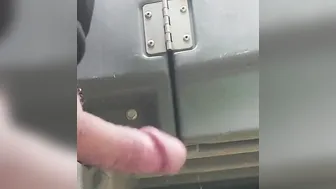 Twink se pajea la polla grande en un aparcamiento público