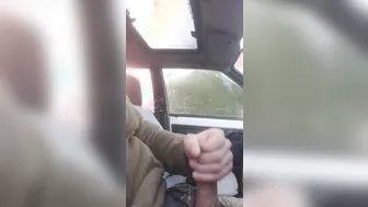 Joven twink ucraniano se masturba su gran polla blanca al aire libre