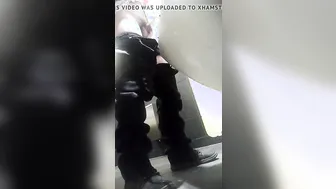 Twink wird in der öffentlichen toilette mit großem schwanz ausgeleert