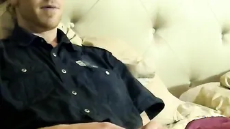 Cara hétero se masturba sozinho enquanto seus mamilos são provocados