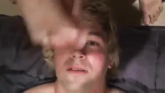 Twink amador leva pica na cara e toma gozada facial