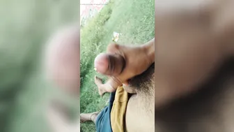 Twink bate punheta na selva e come seu gozo