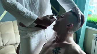 Twink wird eingeölt und beim erotischen gay-massage bareback gefickt