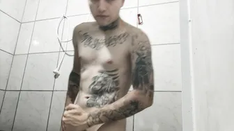Twink latino se masturba su gran polla en webcam