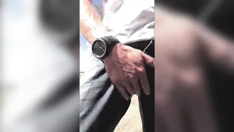 мускулистый красавец писает в джинсы и дрочит на автомагистрали