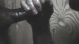 Negão tem seu pau grande chupado no glory hole
